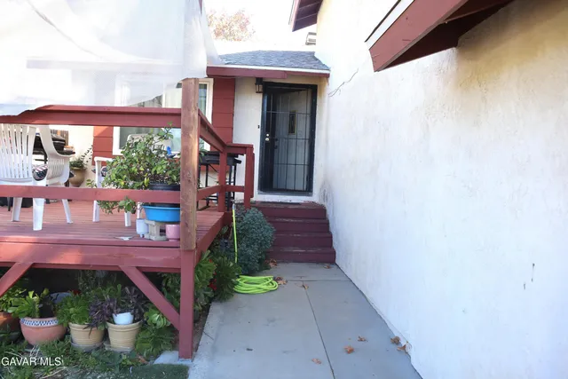a entryway view with a outdoor space