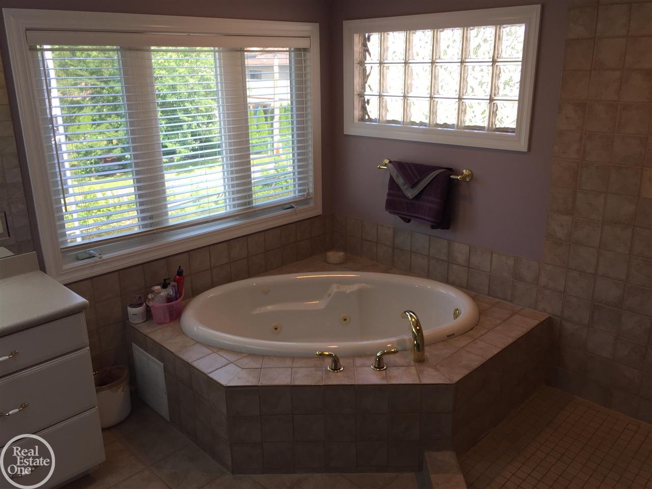 38019 Pointe Rosa Street Harrison Township, MI 48045 - Photo 24 of 36 31355238-23.JPG
