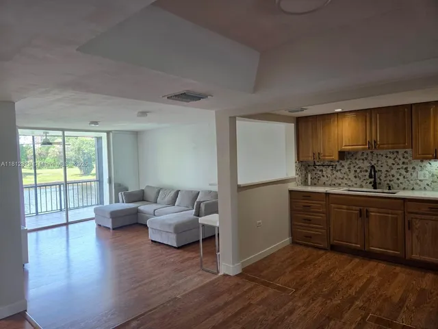 $1,800 | 3750 Inverrary Drive, Unit 2B, Lauderhill, FL 33319