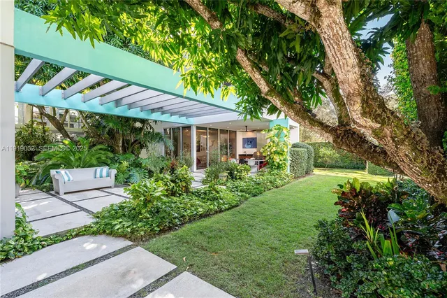 a view of backyard with sitting area and garden