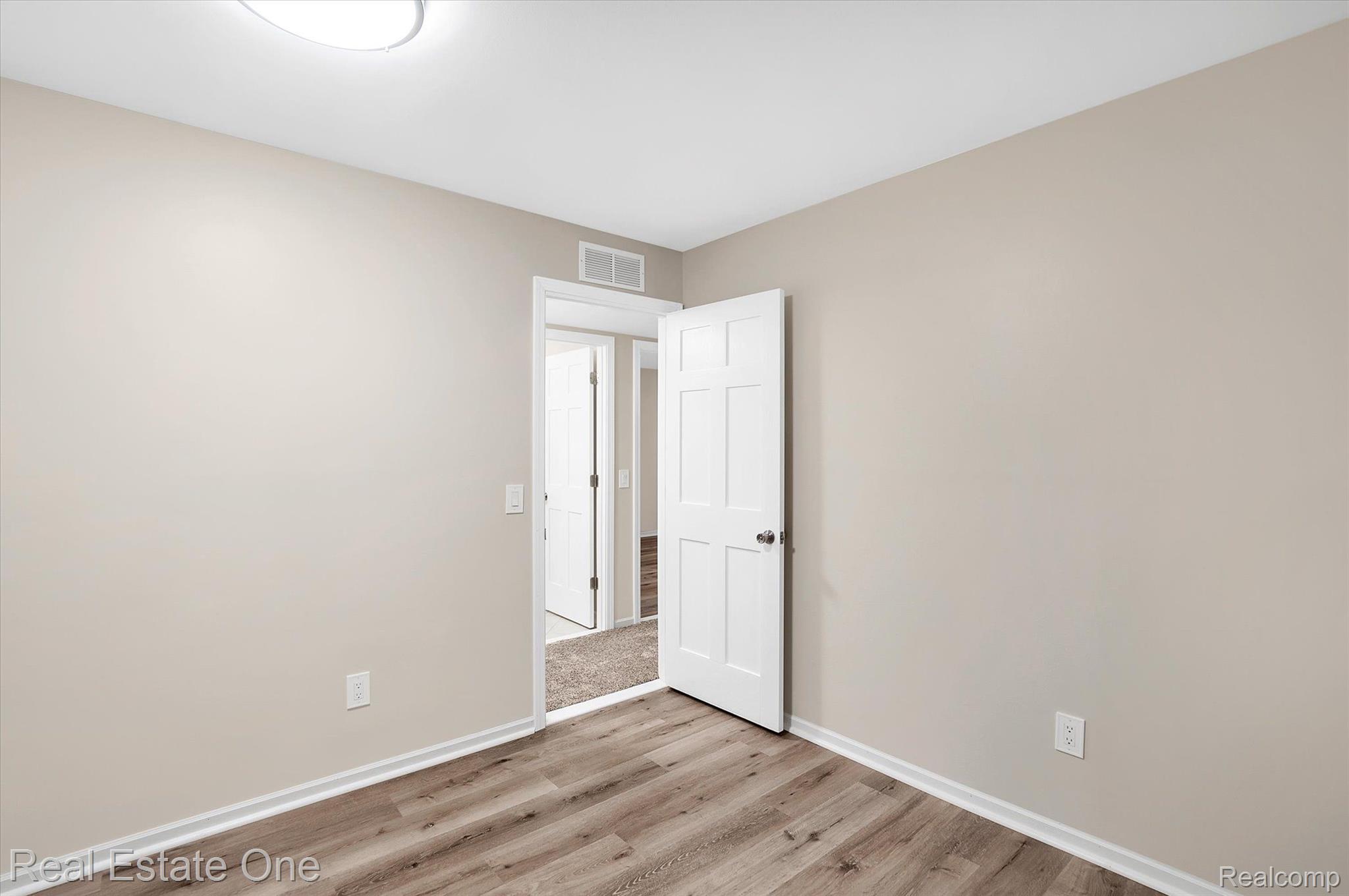 2550 Longview Avenue Rochester, MI 48307 - Photo 17 of 40 Gallery Image 17