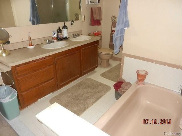 690 Lockmoore Court Rochester, MI 48307 - Photo 35 of 44 DSCN9489.jpg