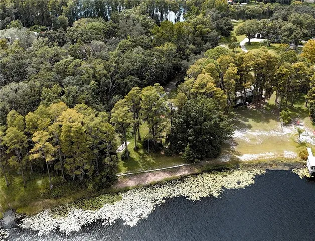 a view of a yard with a fountain