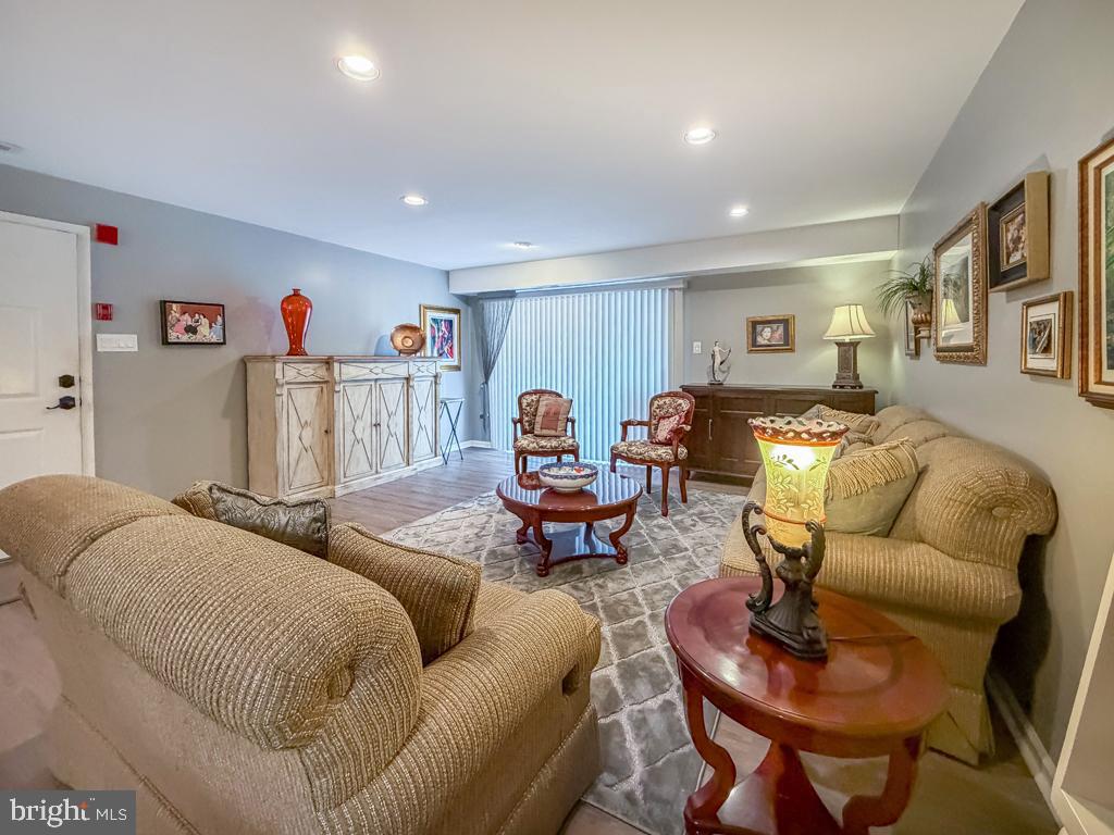 72105 Delaire Landing Road Philadelphia, PA 19114 - Photo 5 of 34 Living Room