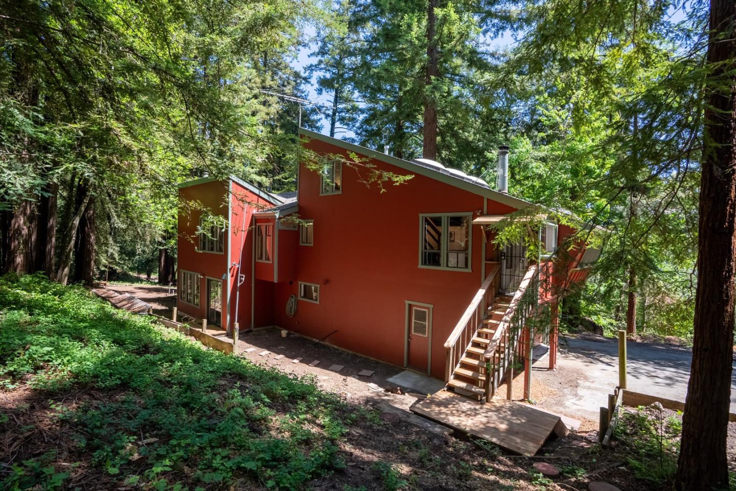 22540 Echo Drive Los Gatos, CA 95033 - Photo 32 of 41 a backyard of a house with table and chairs