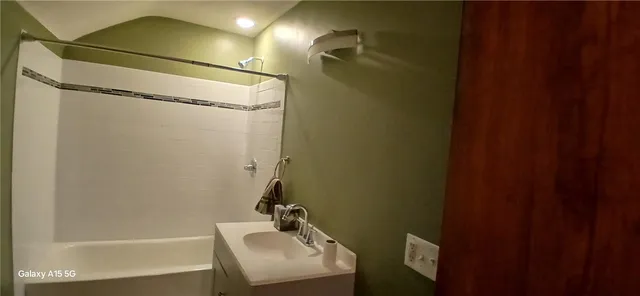 $2,100 | 183 Thorncliffe Drive, Irondequoit, NY 14617