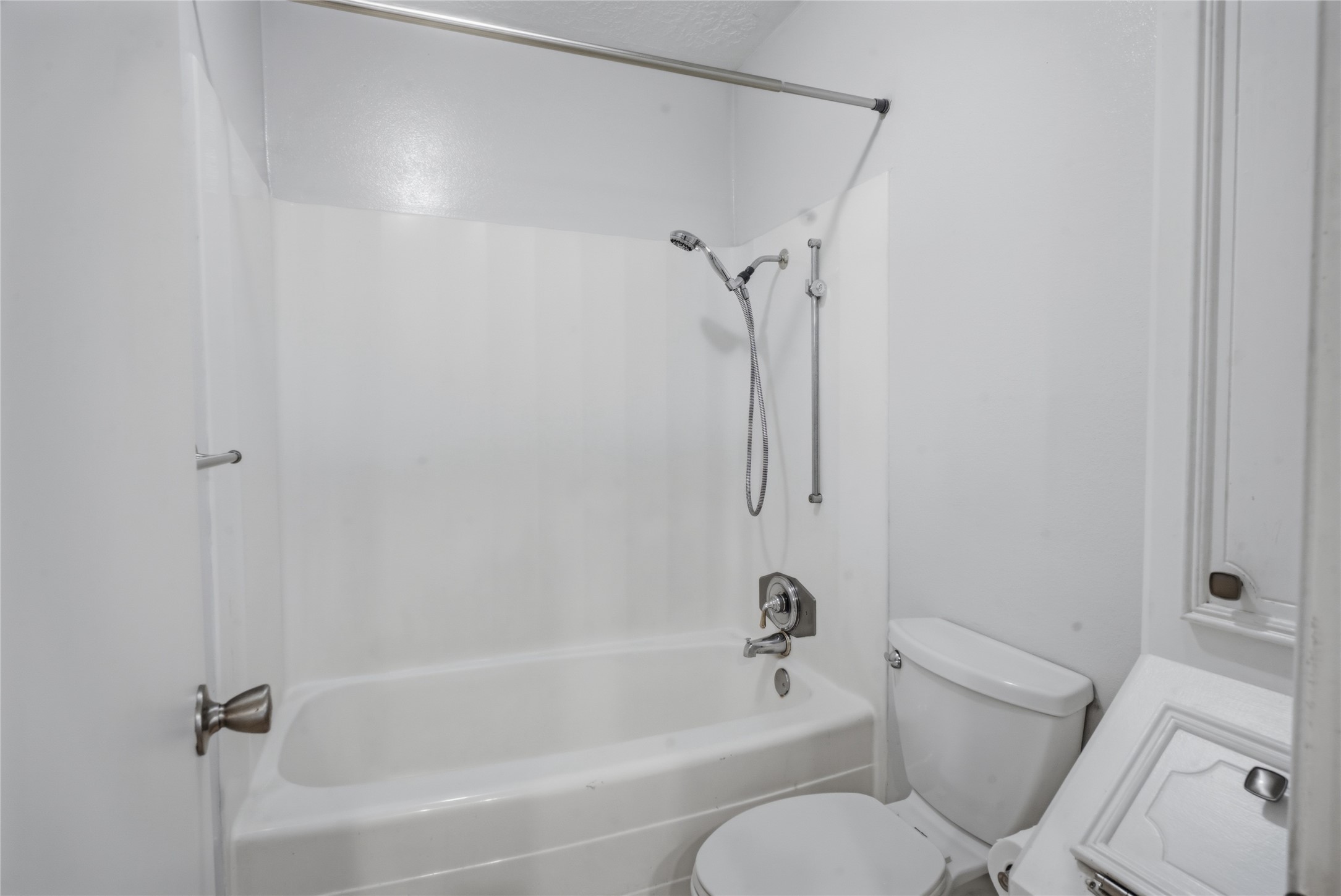 182 Greenleaf Lane Conroe, TX 77304 - Photo 14 of 17 Guest Bathroom