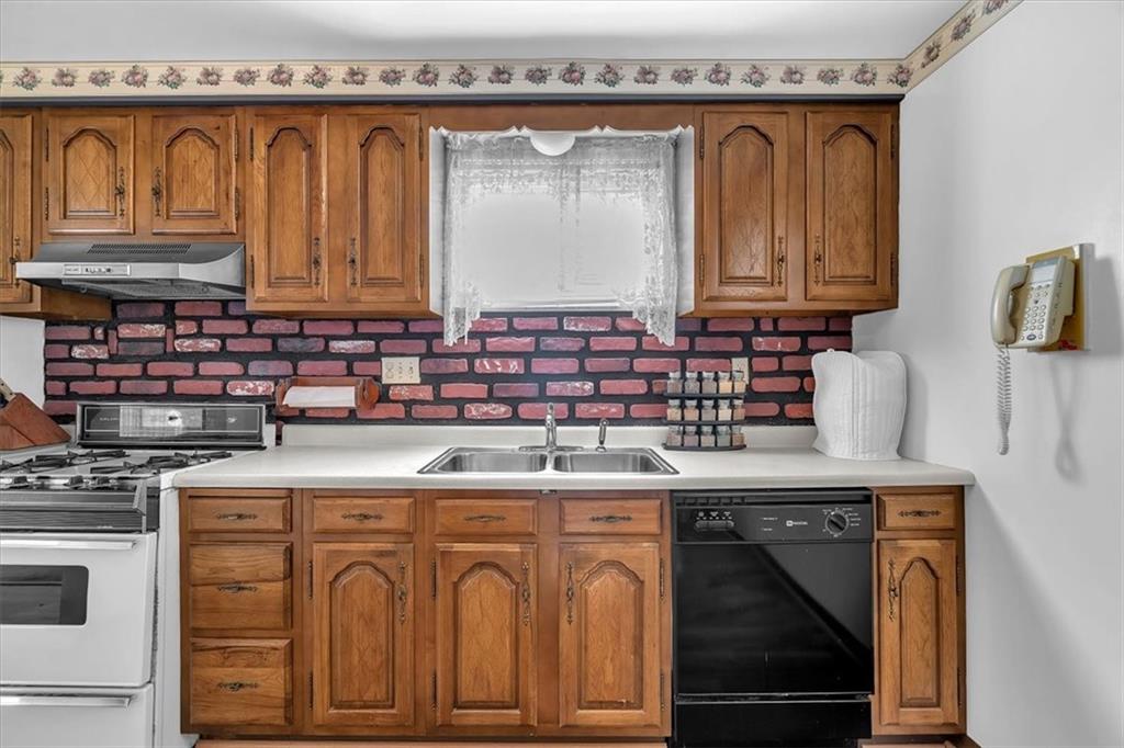 1602 Hollyrood Road Pittsburgh, PA 15227 - Photo 13 of 41 Gallery Image 13
