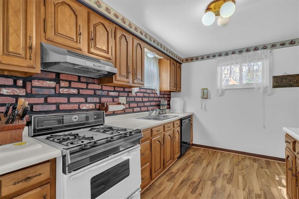 1602 Hollyrood Road Pittsburgh, PA 15227 - Photo 10 of 41 Gallery Image 10