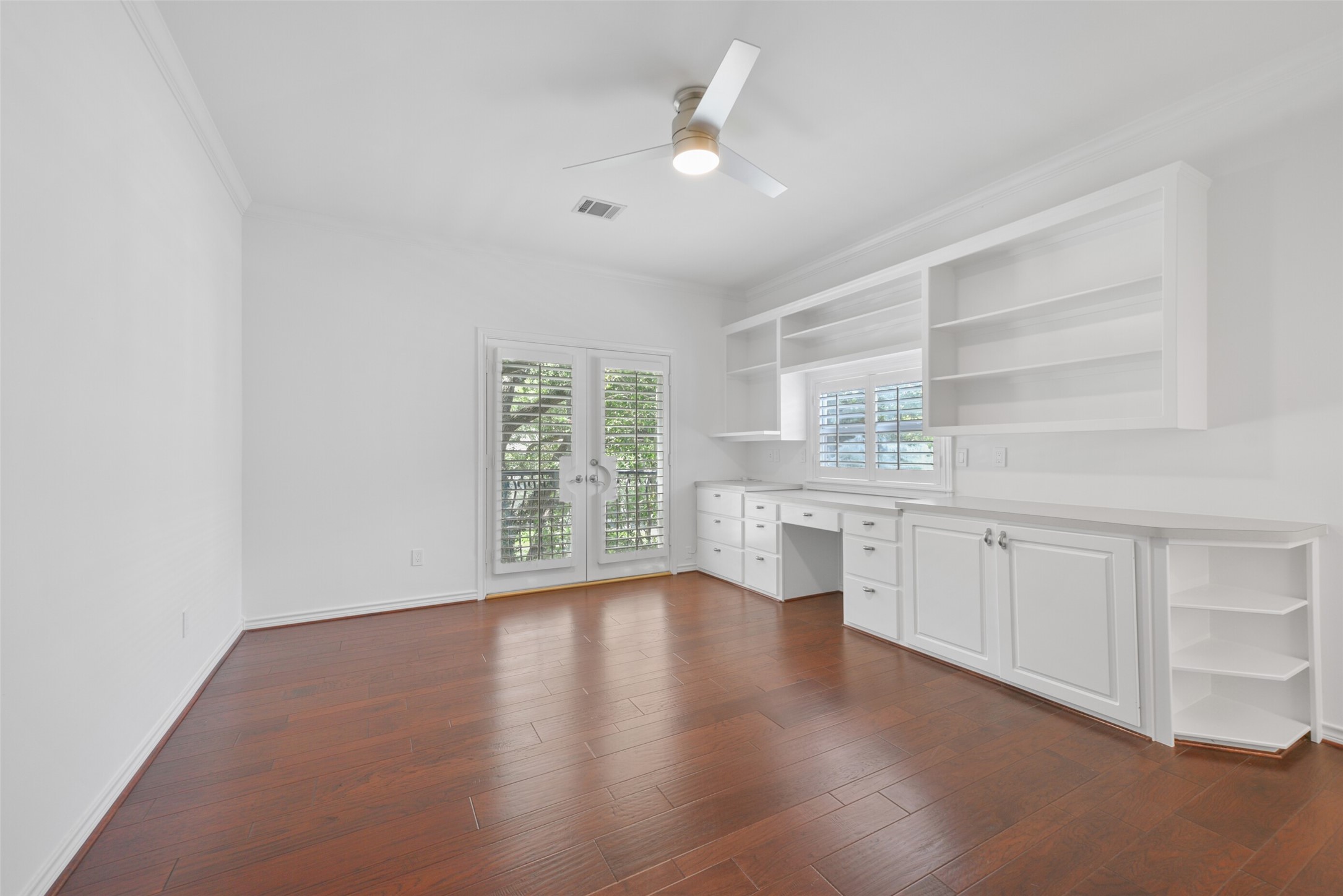 3724 Wroxton Road Houston, TX 77005 - Photo 24 of 40 Second of two secondary bedrooms upstairs, also with built-ins and private bath, plus access to Juliette balcony overlooking front yard.
