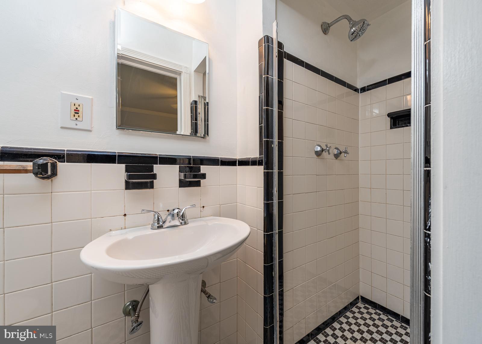 1508 Roundhill Road Baltimore, MD 21218 - Photo 12 of 23 Bath