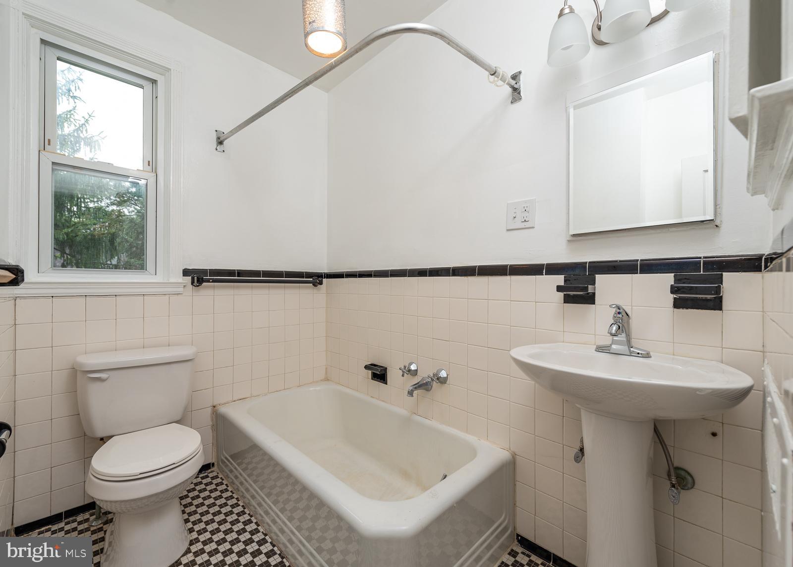 1508 Roundhill Road Baltimore, MD 21218 - Photo 15 of 23 Bath