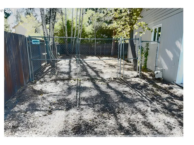 a view of a backyard