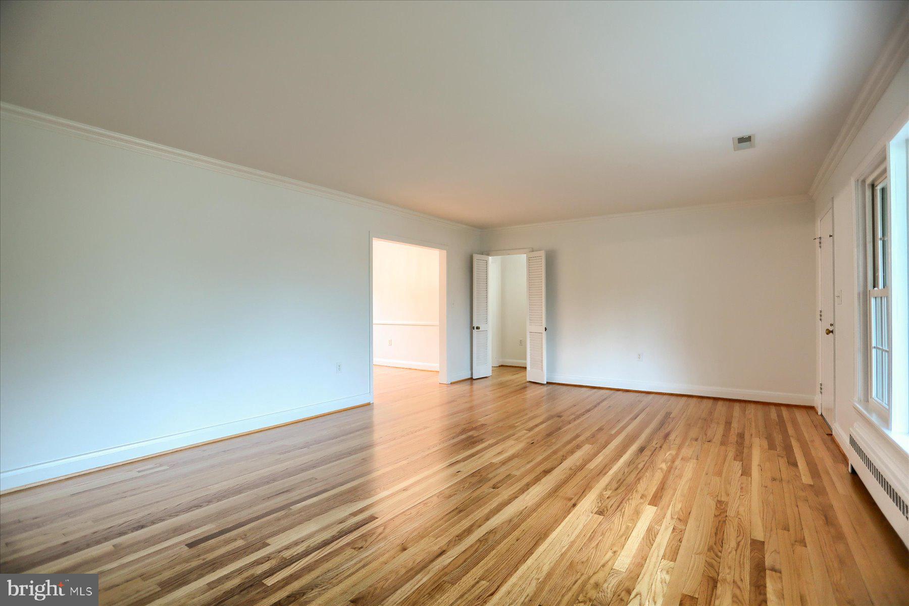 422 Aigburth Road Towson, MD 21286 - Photo 11 of 48 Living Room