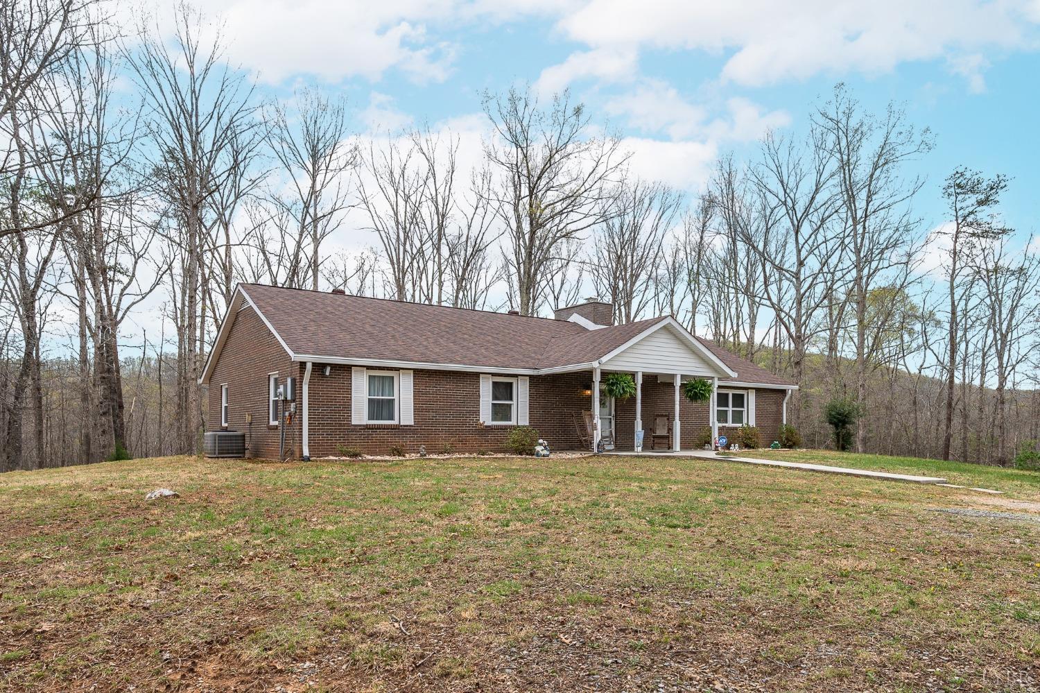 1425 Kentmoor Farm Road Madison Heights, VA 24572 - Photo 3 of 47 a front view of a house with a yard