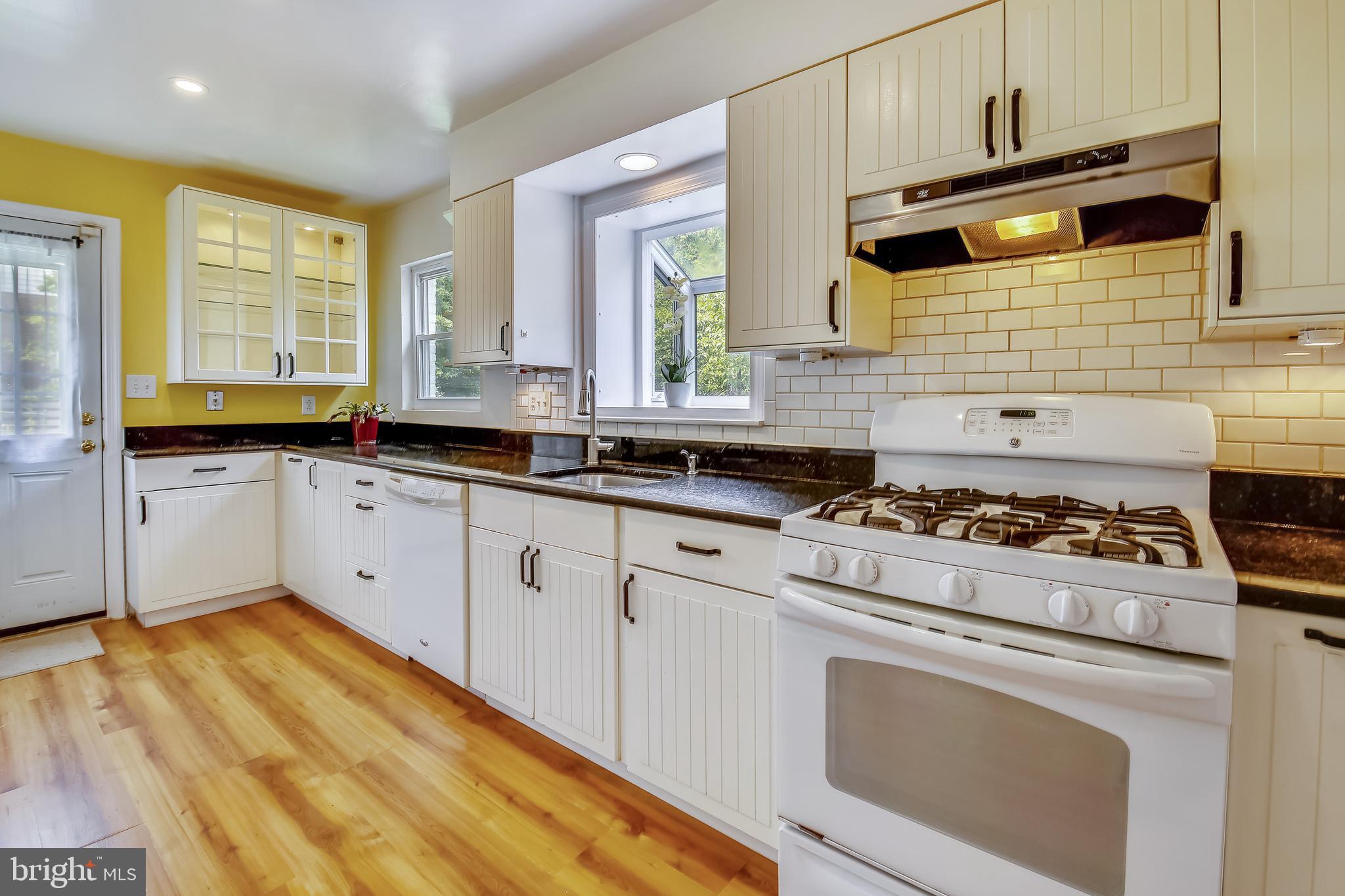 2501 Plyers Mill Road Silver Spring, MD 20902 - Photo 6 of 68 Gas cooking & granite counters