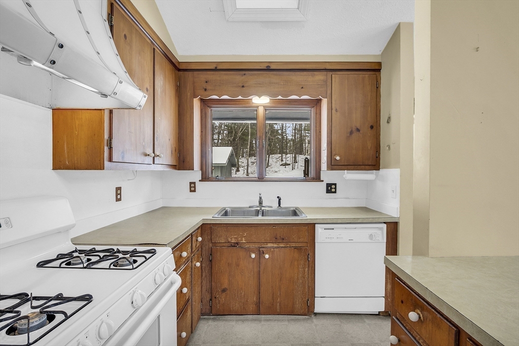 3 Tuttle Road Sterling, MA 01564 - Photo 24 of 42
