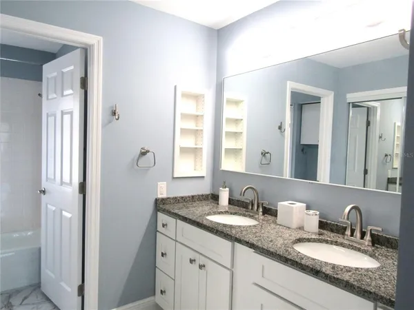 $2,100 | 2405 Crispin Court, Unit E1, Sarasota, FL 34235