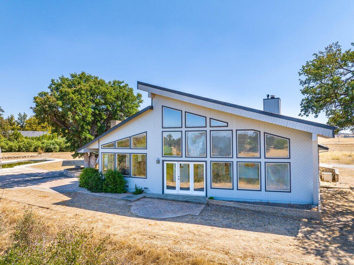 17945 Rivers Edge Drive Red Bluff, CA 96080 - Photo 7 of 25 front view of a house with a yard