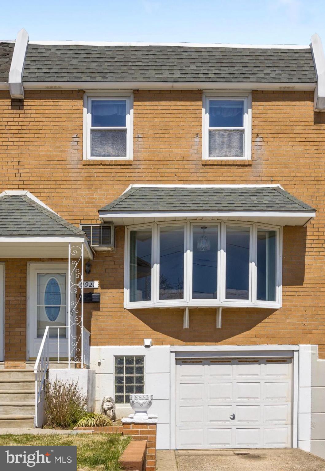 9921 South Canterbury Road Philadelphia, PA 19114 - Photo 2 of 29 Gallery Image 2
