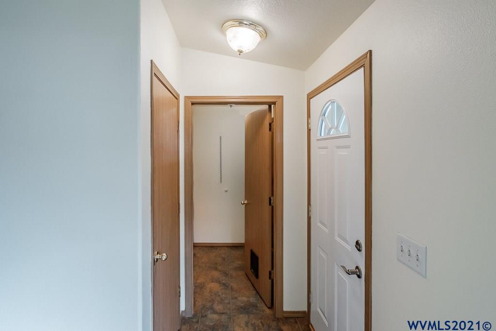 1021 B Loop Lebanon, OR 97355 - Photo 3 of 36