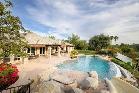 a view of a backyard