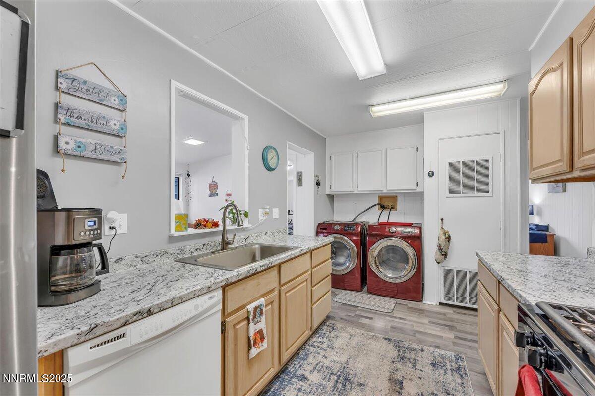 485 Capricorn Circle Reno, NV 89521 - Photo 10 of 31 a kitchen with stove and cabinets