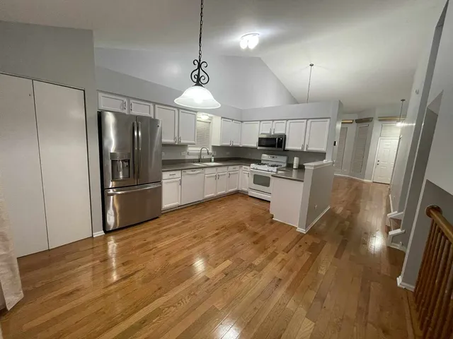 $2,800 | 76 Canterbury Trail, Romeoville, IL 60446