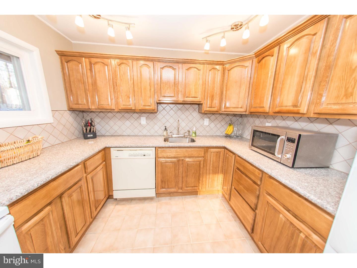 51 Hedge Road Levittown, PA 19056 - Photo 3 of 25 Gallery Image 3