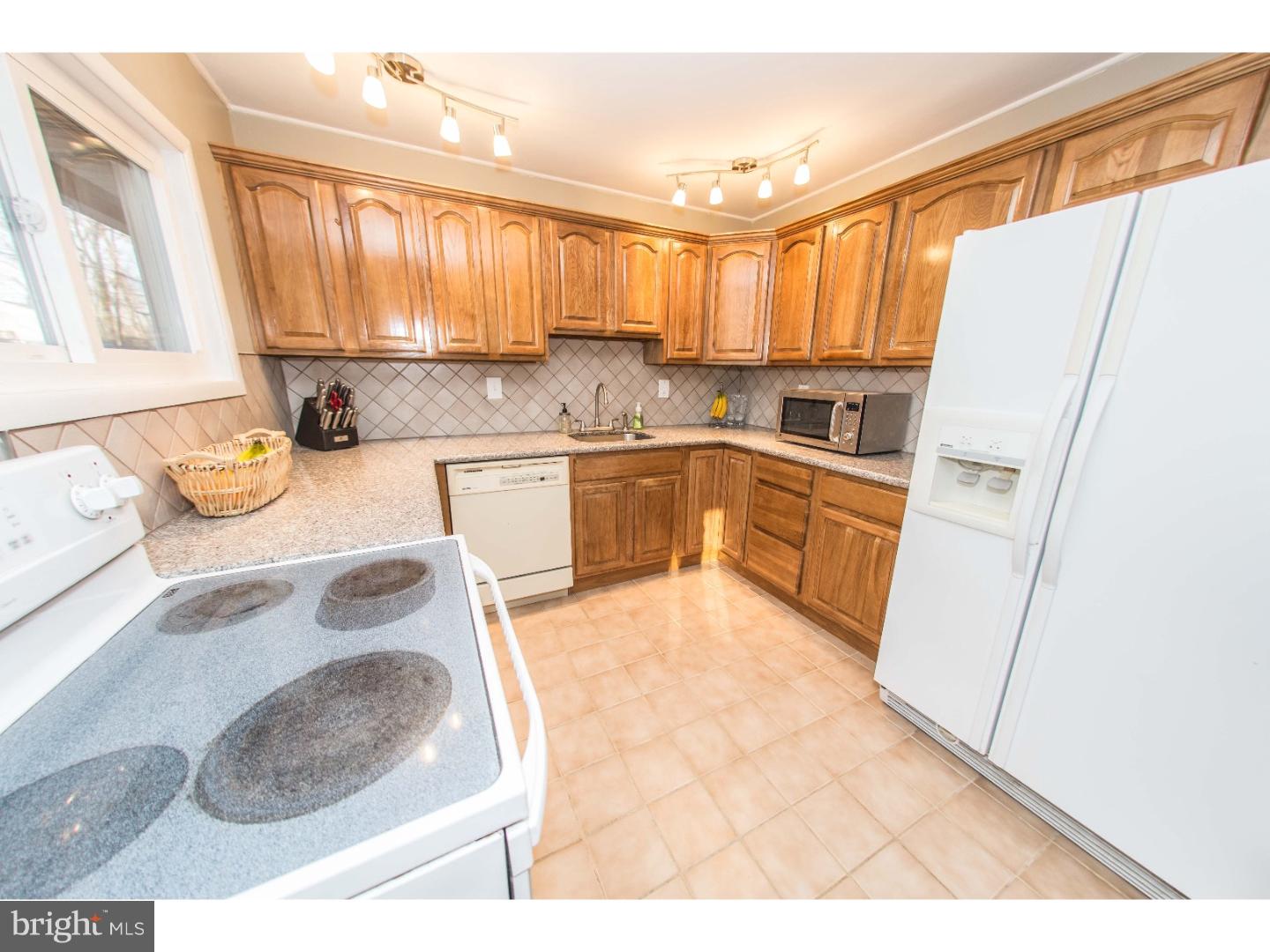 51 Hedge Road Levittown, PA 19056 - Photo 4 of 25 Gallery Image 4