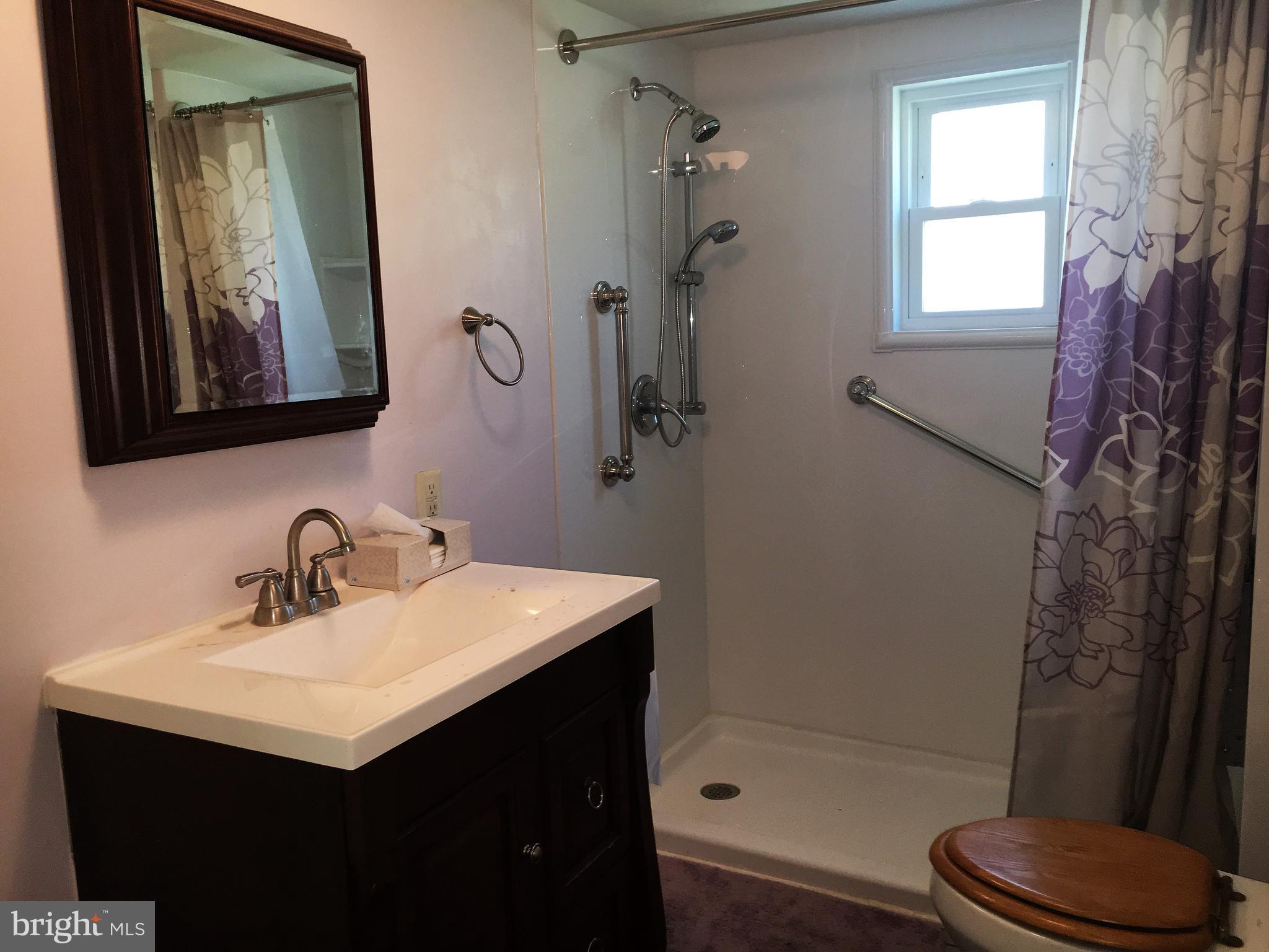 Full bath. There's also a powder rm.