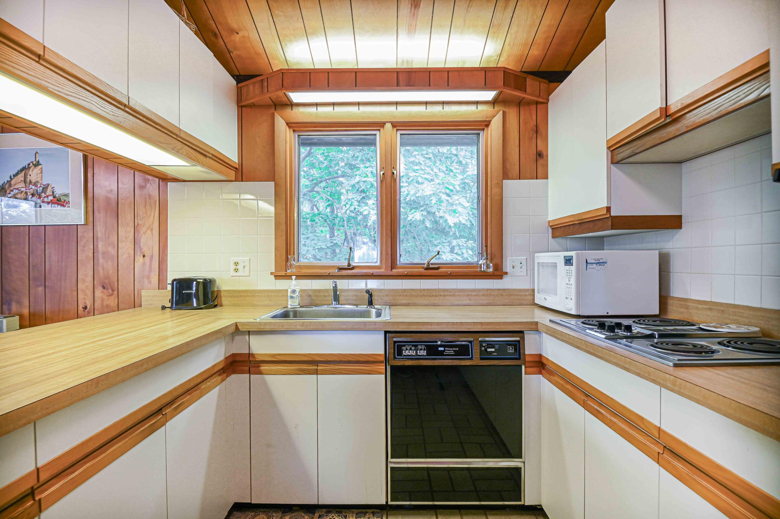28 Ossipee Road York, ME 03902 - Photo 9 of 66 9