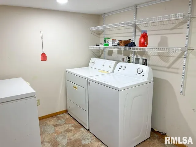 $239,995 | 8235 East Bear Paw Road, Ellisville, IL 61431