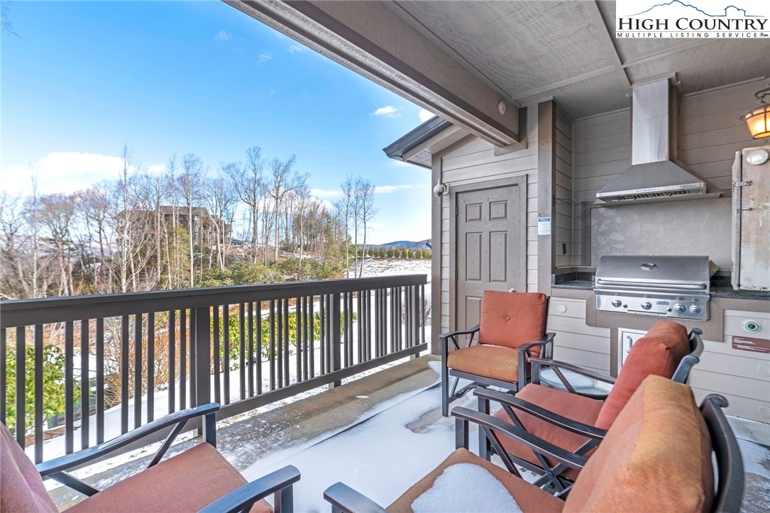 152 Red Tail Summit, Unit CI2 Boone, NC 28607 - Photo 11 of 33 a balcony with wooden floor table and chairs