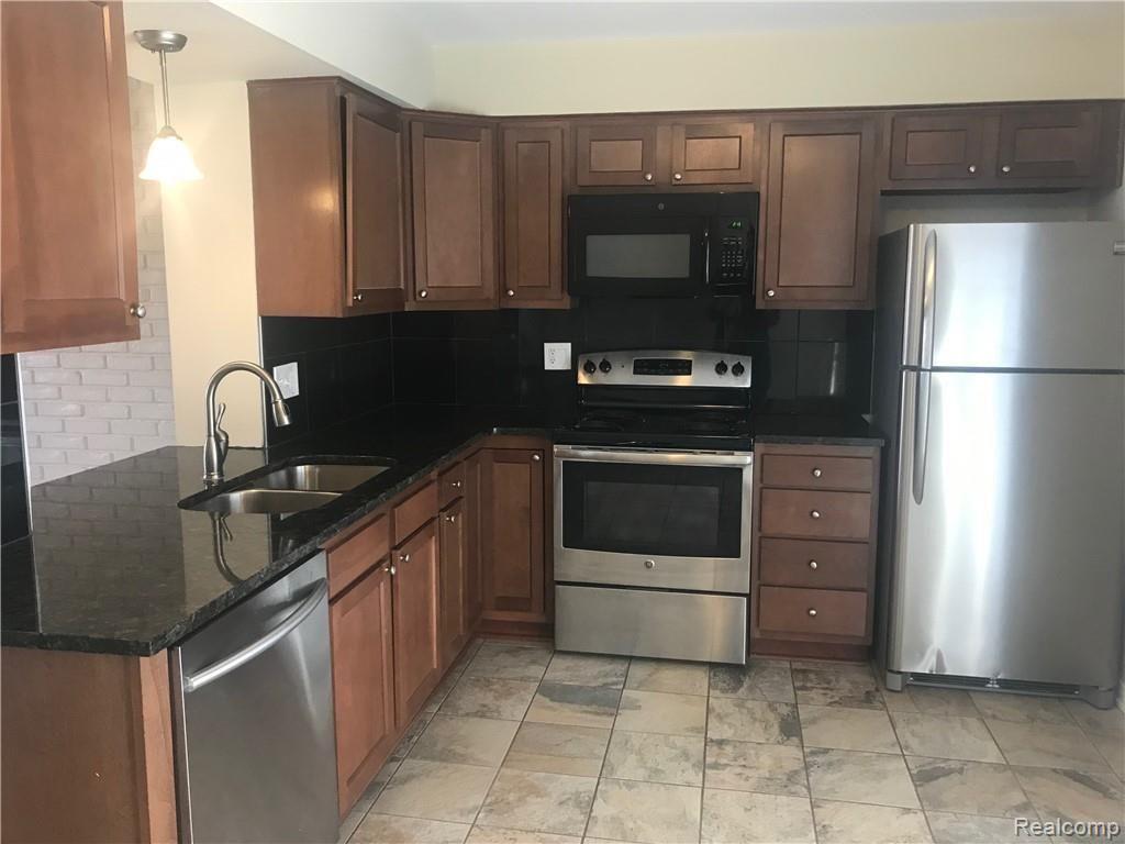 3401 Devon Road, Unit N Royal Oak, MI 48073 - Photo 2 of 9