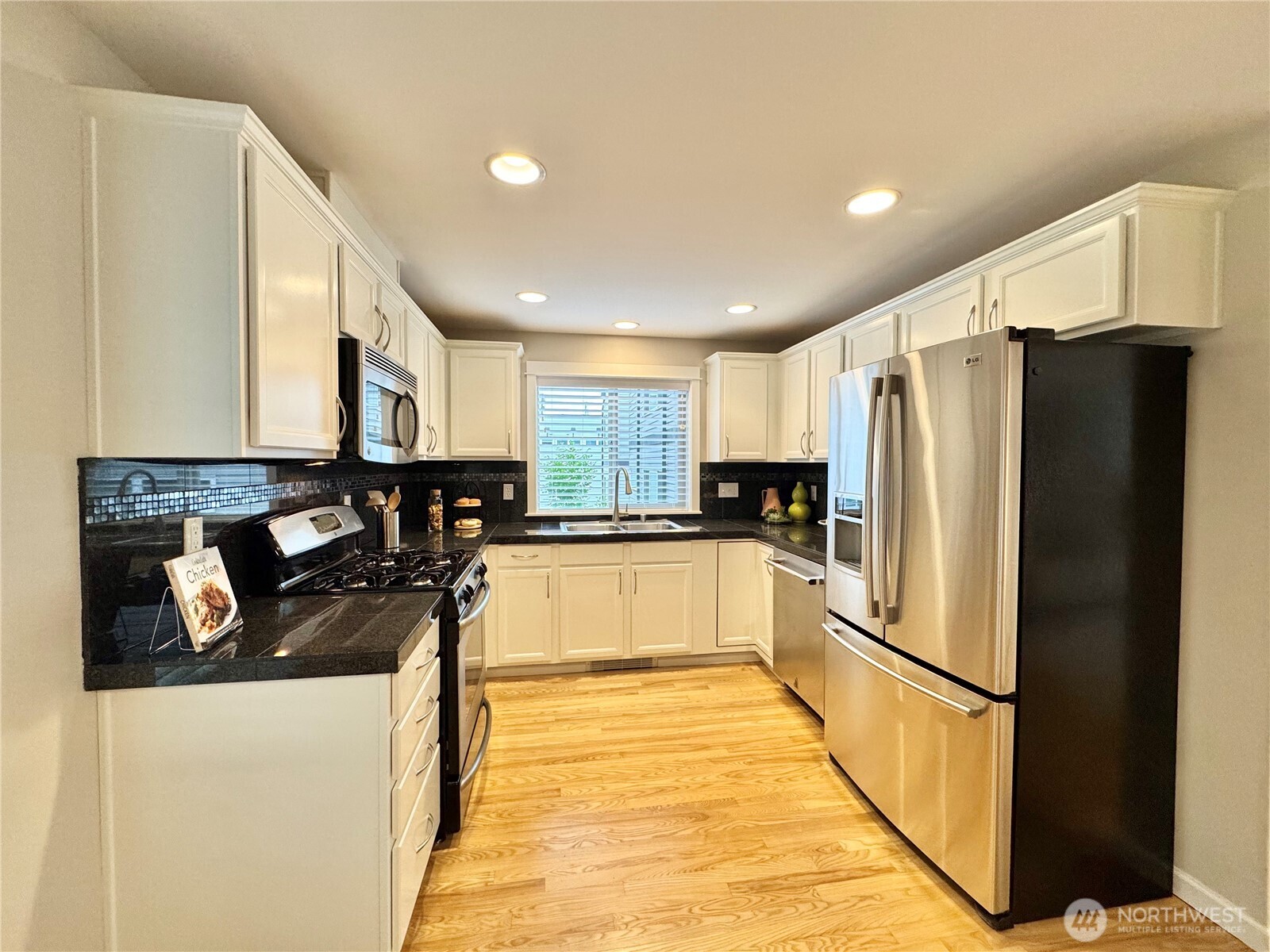 2138 North 113th Street, Unit B Seattle, WA 98133 - Photo 9 of 37