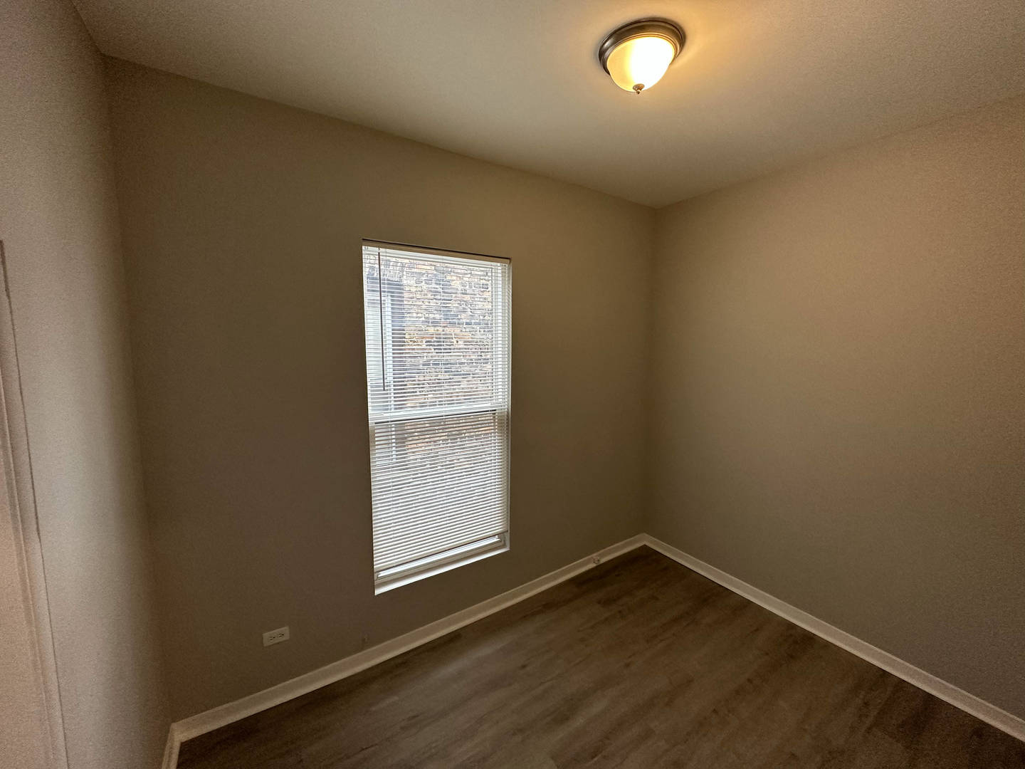 6320 South Drexel Avenue, Unit 3 Chicago, IL 60637 - Photo 10 of 13 an empty room with a window