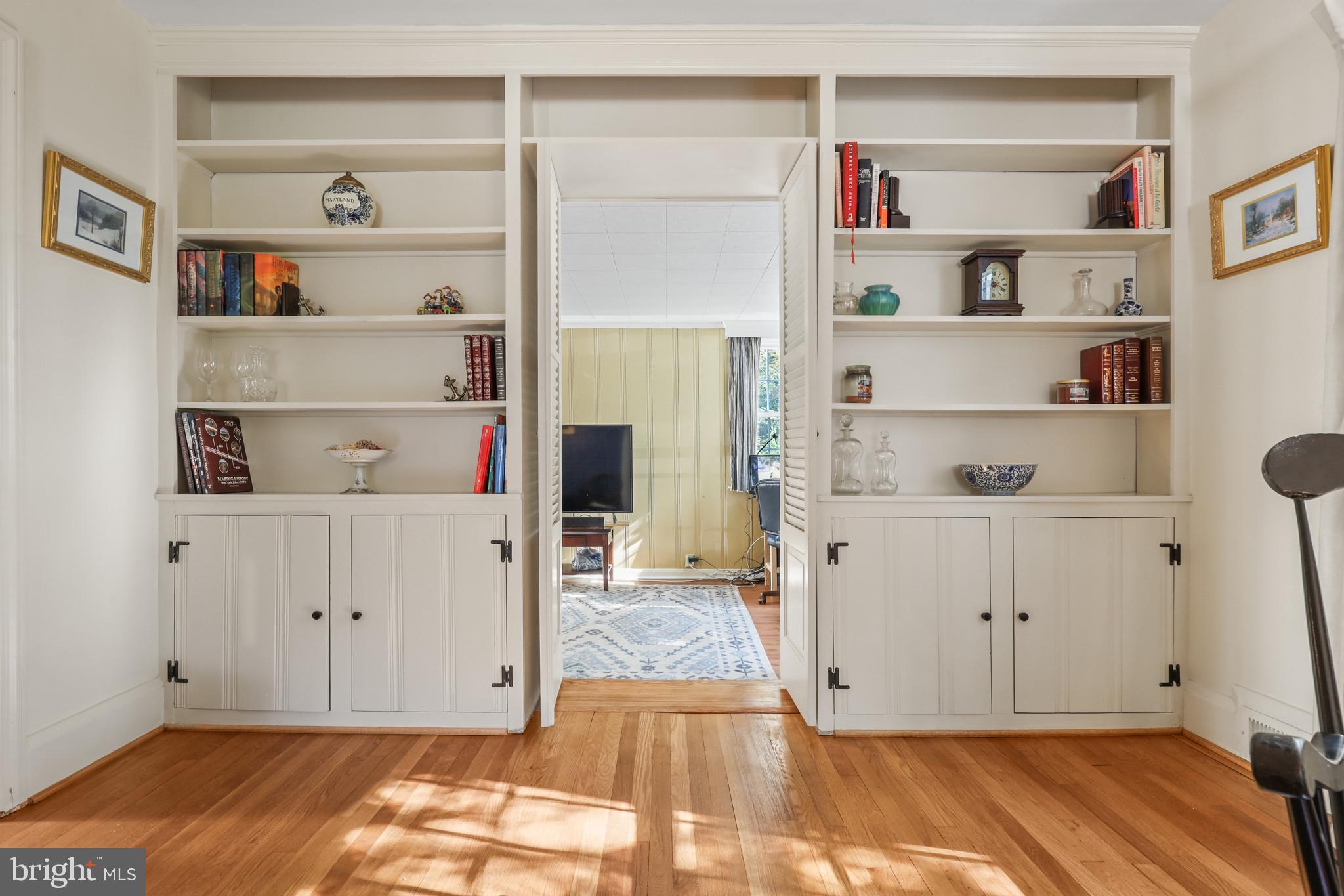 605 Piccadilly Road Towson, MD 21204 - Photo 16 of 62 Living Room Built Ins