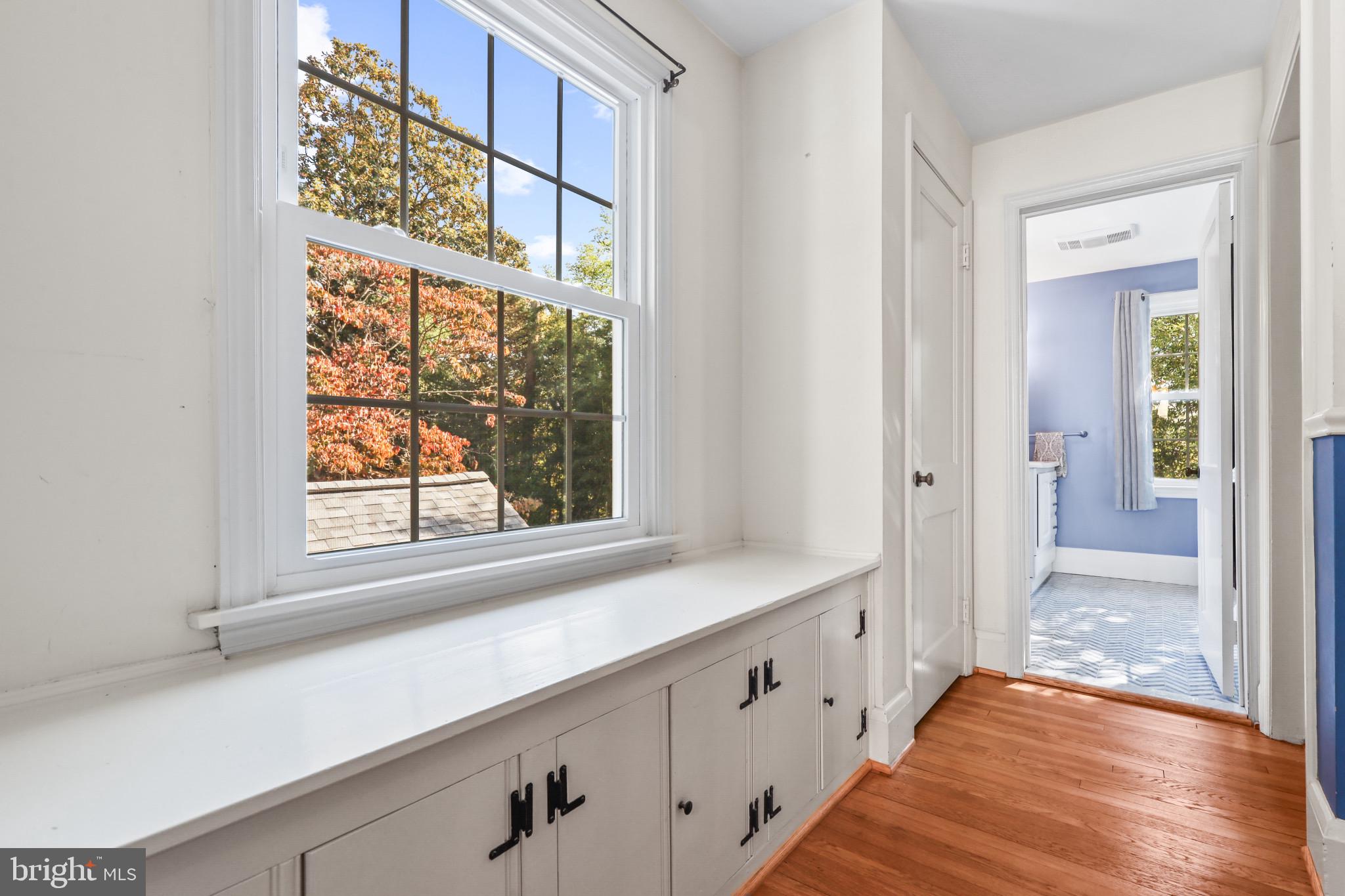 605 Piccadilly Road Towson, MD 21204 - Photo 36 of 62 Window seat and built-ins