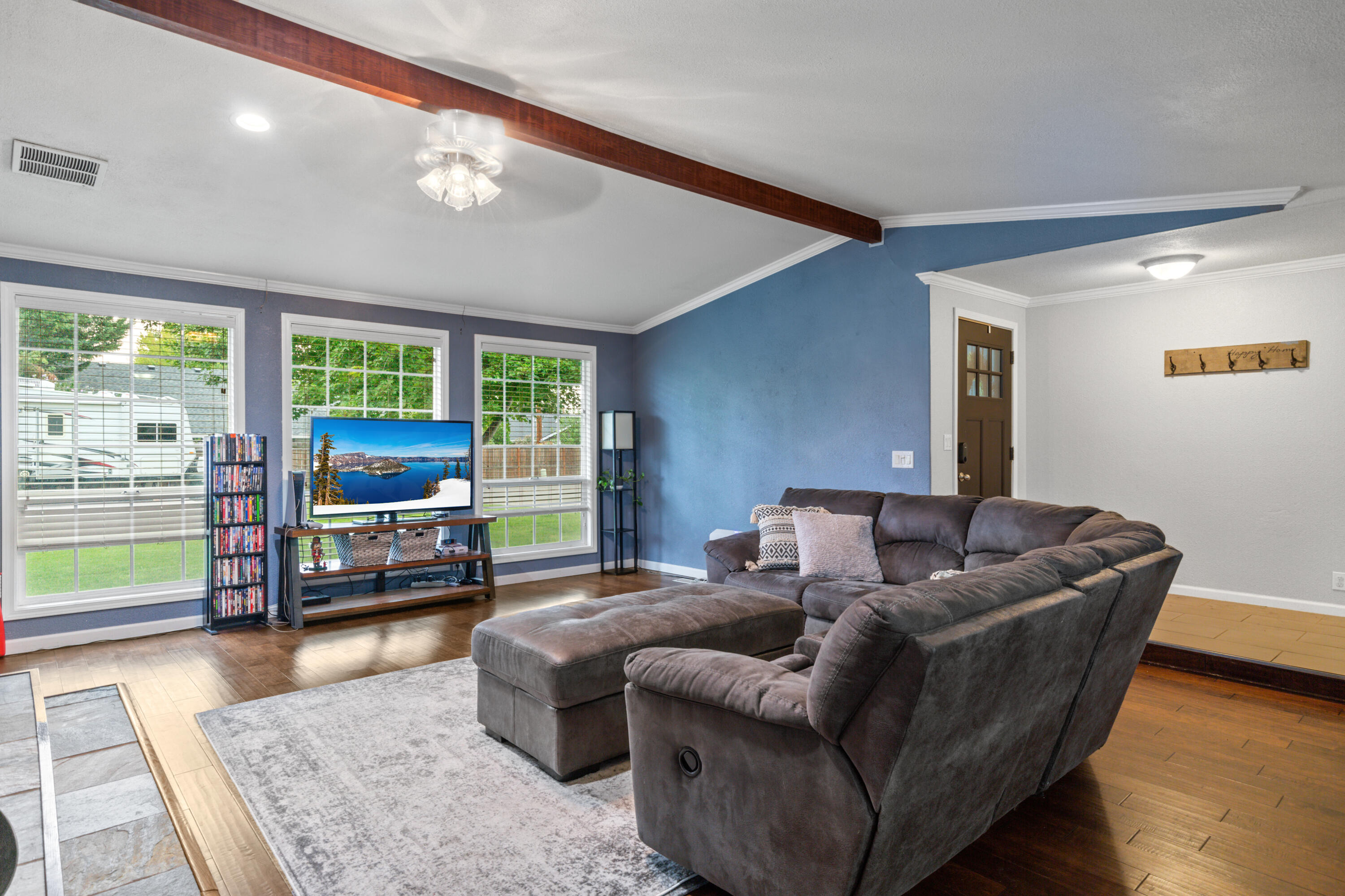 3044 Delta Waters Road Medford, OR 97504 - Photo 5 of 30 Living room