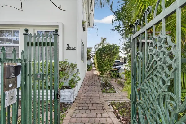 $2,300 | 8600 Byron Avenue, Unit 86009, Miami Beach, FL 33141