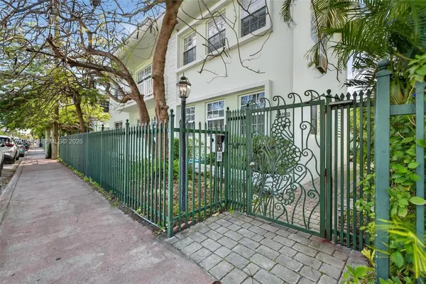 $2,300 | 8600 Byron Avenue, Unit 86009, Miami Beach, FL 33141