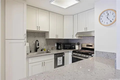 $1,138,000 | 2465 Kūhiō Avenue, Unit 710, Honolulu, HI 96815