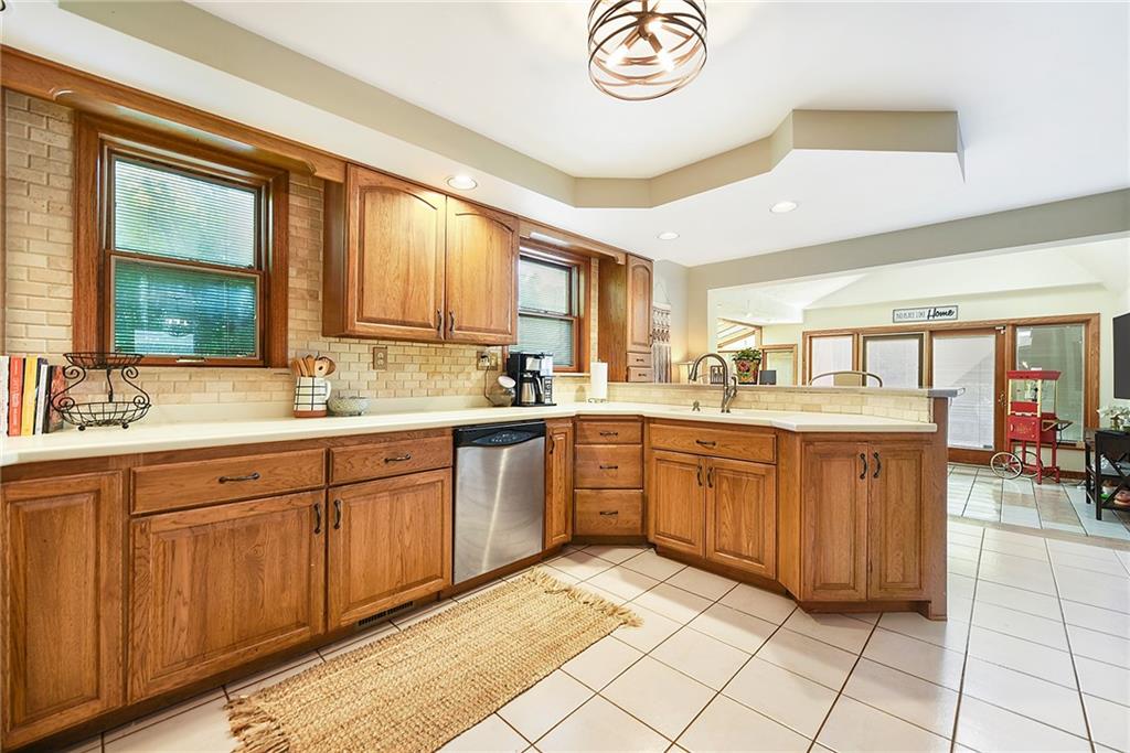 296 Shafer Road Coraopolis, PA 15108 - Photo 7 of 25 Gallery Image 7