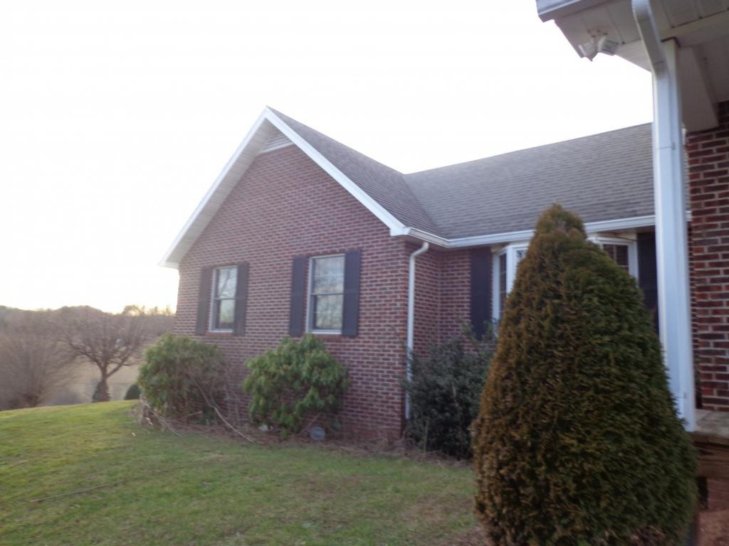 644 Hospital Road Mountain City, TN 37683 - Photo 3 of 35 All Brick