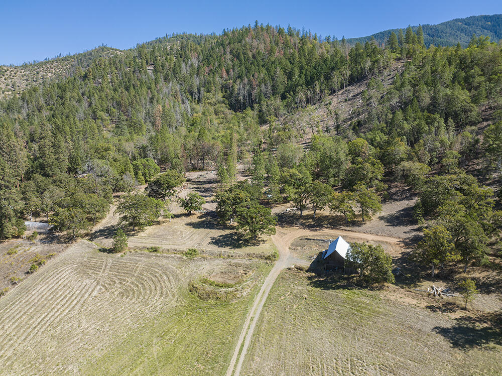 165 Hogan Road Jacksonville, OR 97530 - Photo 47 of 56 46