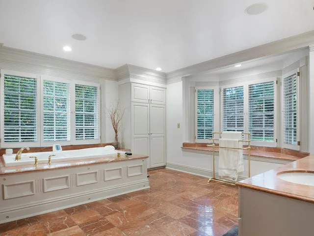 $2,395,000 | 1850 North Mulford Road, Rockford, IL 61107