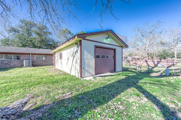 a view of a house with backyard and garden