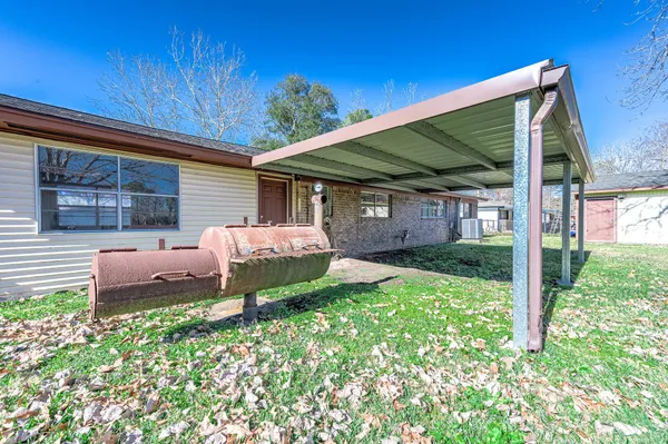 a view of a house with backyard and porch
