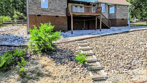 a view of a house with backyard and porch